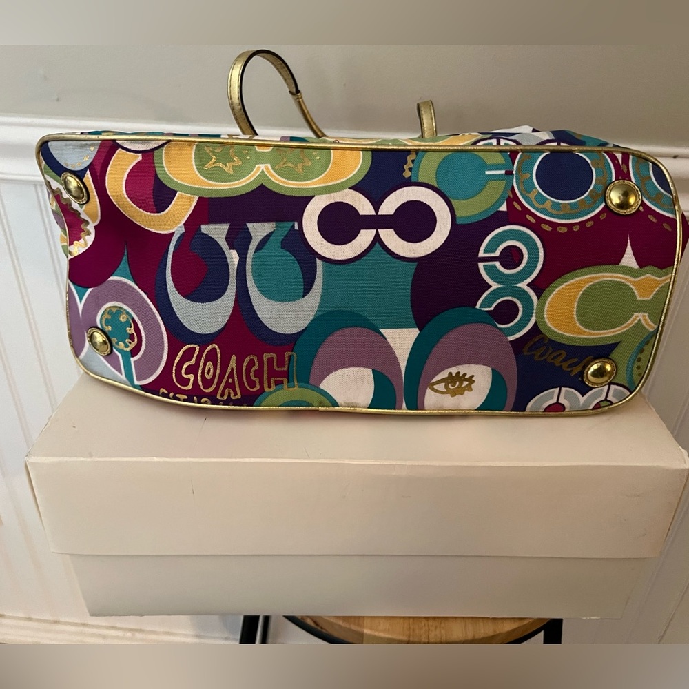 Like NWOT Authentic Coach Multi-Color, 3 large pocket purse! In dustcover! 🛍️🤑 - Picture 4 of 11